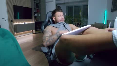 Snapshot of enrikoblue chatting on December 2025 08:25:01 PM Erik online show from December 2025 08:25:01 PM