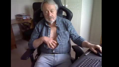 Snapshot of erasmus_d chatting on May 2026 05:40:02 PM erasmus_d online show from May 2026 05:40:02 PM