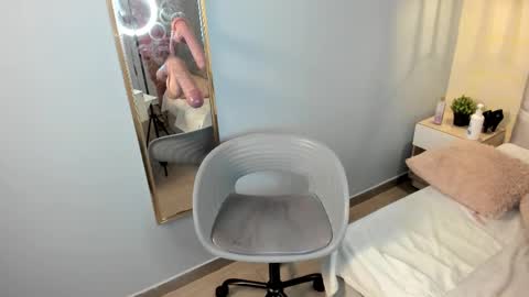 Escarlet online show from February 2025 06:53:01 PM