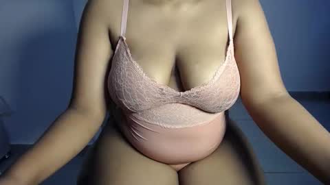 Esme online show from September 2025 11:22:02 AM