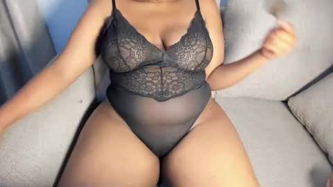 Esme online show from November 2025 10:54:02 PM