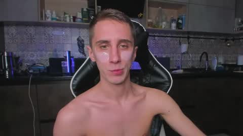 Snapshot of esthetics_boys chatting on May 2026 02:28:01 AM LOUIS online show from May 2026 02:28:01 AM