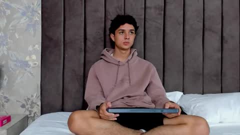 ethanlowell online show from November 2025 05:32:02 AM