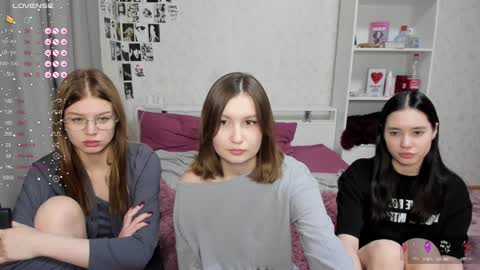 Veronica Tiia Lilith left to right online show from December 2024 08:16:01 PM