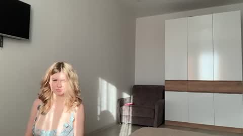 Snapshot of eumomino chatting on July 2026 01:25:02 PM Veronica Tiia Lilith left to right online show from July 2026 01:25:02 PM