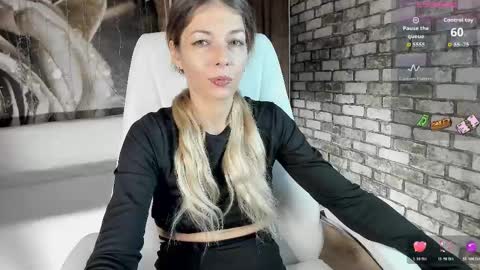 Snapshot of eva_melow chatting on November 2025 12:18:02 PM Eva online show from November 2025 12:18:02 PM