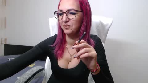 Snapshot of evadesireone chatting on November 2025 08:56:01 AM EvadesireONE online show from November 2025 08:56:01 AM