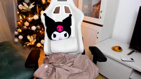 eveeevian online show from December 2024 04:19:02 PM