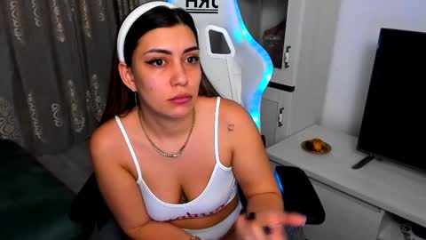 eveeevian online show from February 2025 05:18:02 PM