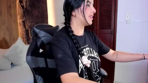 E V E L I N online show from September 2025 02:22:02 AM