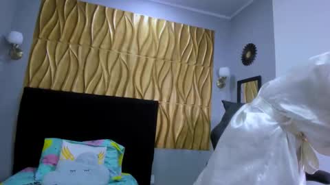 Evelin online show from November 2025 03:25:01 PM