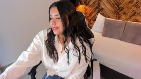 Snapshot of evelin_villan chatting on February 2026 04:02:02 PM E V E L I N online show from February 2026 04:02:02 PM