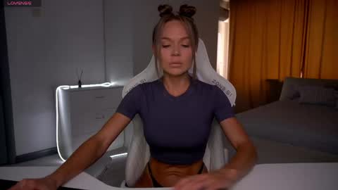 Snapshot of evelina_fox chatting on June 2026 08:30:01 AM Evelina online show from June 2026 08:30:01 AM
