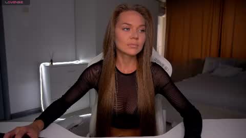 Snapshot of evelina_fox chatting on June 2026 08:46:02 AM Evelina online show from June 2026 08:46:02 AM