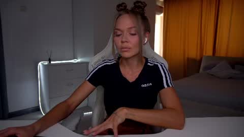 Snapshot of evelina_fox chatting on June 2026 11:42:02 AM Evelina online show from June 2026 11:42:02 AM