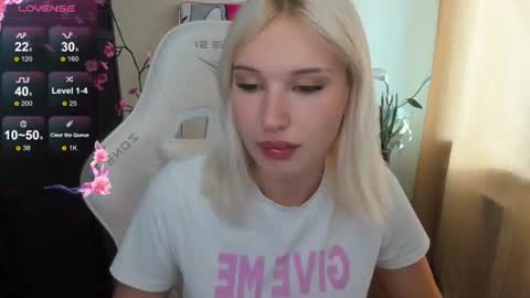Snapshot of evelinalu chatting on June 2026 01:32:02 AM Evelina online show from June 2026 01:32:02 AM