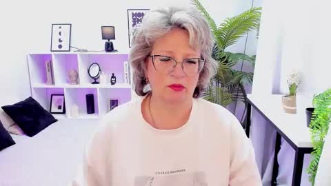 Evelyn online show from November 2025 05:21:02 AM