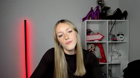 Snapshot of evelynblond chatting on April 2026 05:30:01 PM evelynblond online show from April 2026 05:30:01 PM