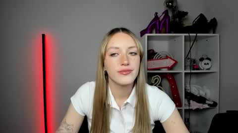 Snapshot of evelynblond chatting on April 2026 12:55:01 PM evelynblond online show from April 2026 12:55:01 PM