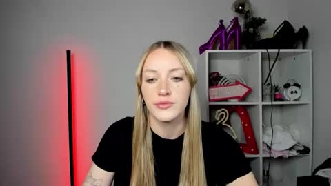 Snapshot of evelynblond chatting on May 2026 12:23:01 PM evelynblond online show from May 2026 12:23:01 PM