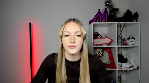 Snapshot of evelynblond chatting on May 2026 12:24:02 PM evelynblond online show from May 2026 12:24:02 PM