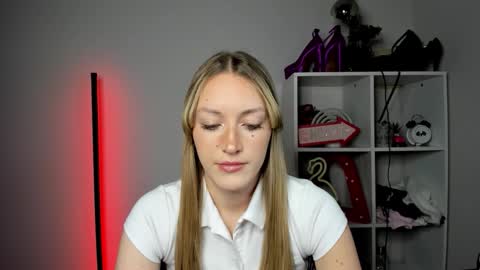 Snapshot of evelynblond chatting on May 2026 12:43:01 PM evelynblond online show from May 2026 12:43:01 PM
