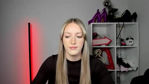 Snapshot of evelynblond chatting on May 2026 12:43:01 PM evelynblond online show from May 2026 12:43:01 PM