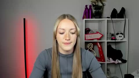 Snapshot of evelynblond chatting on May 2026 12:33:02 PM evelynblond online show from May 2026 12:33:02 PM