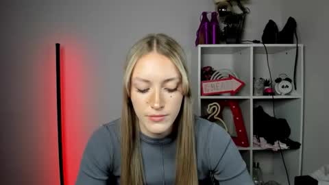 Snapshot of evelynblond chatting on May 2026 02:45:01 PM evelynblond online show from May 2026 02:45:01 PM