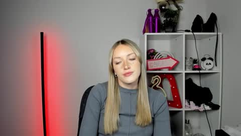 Snapshot of evelynblond chatting on May 2026 04:26:01 PM evelynblond online show from May 2026 04:26:01 PM