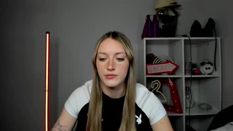 Snapshot of evelynblond chatting on May 2026 12:57:02 PM evelynblond online show from May 2026 12:57:02 PM