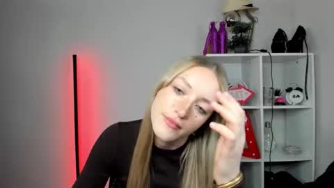 Snapshot of evelynblond chatting on May 2026 12:45:01 PM evelynblond online show from May 2026 12:45:01 PM