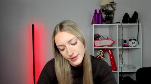 Snapshot of evelynblond chatting on May 2026 05:36:01 AM evelynblond online show from May 2026 05:36:01 AM