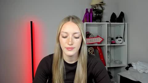 Snapshot of evelynblond chatting on May 2026 12:44:02 PM evelynblond online show from May 2026 12:44:02 PM