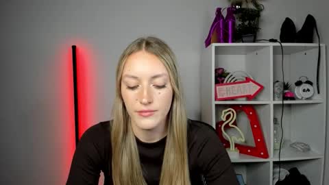 Snapshot of evelynblond chatting on May 2026 12:44:01 PM evelynblond online show from May 2026 12:44:01 PM