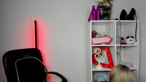 Snapshot of evelynblond chatting on May 2026 12:44:02 PM evelynblond online show from May 2026 12:44:02 PM