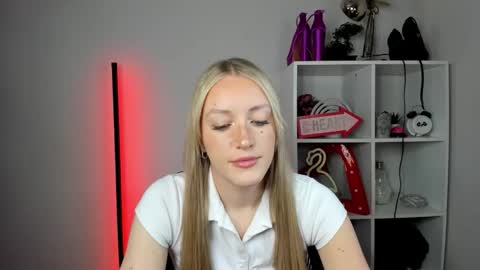 Snapshot of evelynblond chatting on May 2026 12:33:02 PM evelynblond online show from May 2026 12:33:02 PM