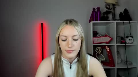 Snapshot of evelynblond chatting on May 2026 12:34:02 PM evelynblond online show from May 2026 12:34:02 PM