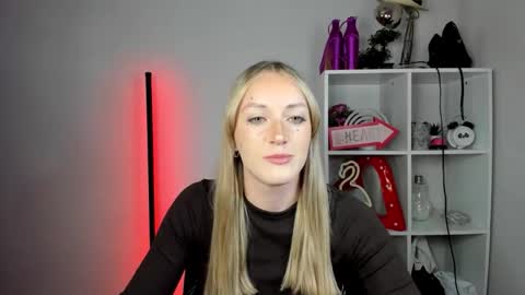 Snapshot of evelynblond chatting on May 2026 12:35:02 PM evelynblond online show from May 2026 12:35:02 PM