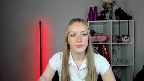 Snapshot of evelynblond chatting on May 2026 01:41:02 PM evelynblond online show from May 2026 01:41:02 PM