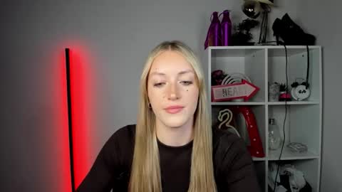 Snapshot of evelynblond chatting on May 2026 01:42:02 PM evelynblond online show from May 2026 01:42:02 PM