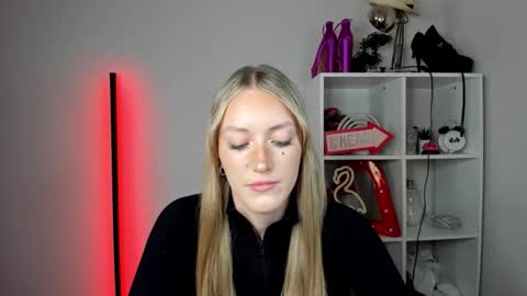 Snapshot of evelynblond chatting on June 2026 12:40:01 PM evelynblond online show from June 2026 12:40:01 PM