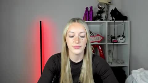 Snapshot of evelynblond chatting on June 2026 12:40:02 PM evelynblond online show from June 2026 12:40:02 PM
