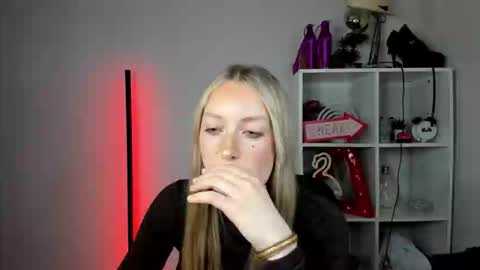 Snapshot of evelynblond chatting on June 2026 02:33:01 PM evelynblond online show from June 2026 02:33:01 PM