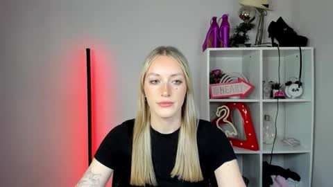 Snapshot of evelynblond chatting on June 2026 12:22:02 PM evelynblond online show from June 2026 12:22:02 PM
