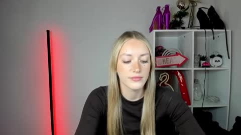 Snapshot of evelynblond chatting on June 2026 12:38:02 PM evelynblond online show from June 2026 12:38:02 PM