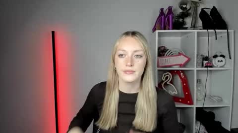 Snapshot of evelynblond chatting on June 2026 12:39:01 PM evelynblond online show from June 2026 12:39:01 PM
