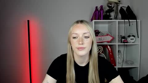 Snapshot of evelynblond chatting on June 2026 12:37:01 PM evelynblond online show from June 2026 12:37:01 PM