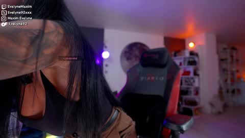 Evelyne online show from June 2026 08:20:02 PM