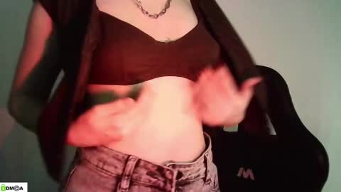 Snapshot of evie_muna chatting on April 2026 01:26:01 AM Renesme White Im here from Monday to Friday online show from April 2026 01:26:01 AM